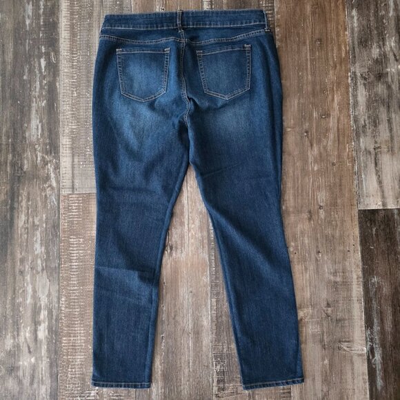 Torrid Denim Woman's Mid Rise Blue Jeans Size 14S - Picture 2 of 6